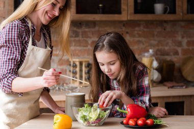 yardımcı kız salata yemek aile eğlence pişirme