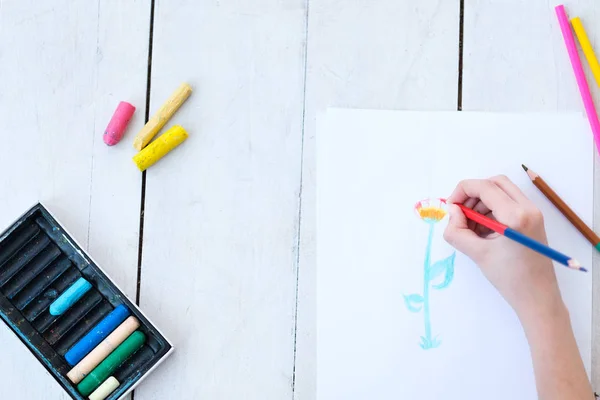 Criança criatividade arte pintura flor mão desenho — Fotografia de Stock
