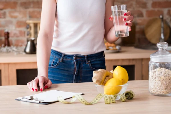 Detox diet bantning vikt förlust kvinna citron ingefära — Stockfoto