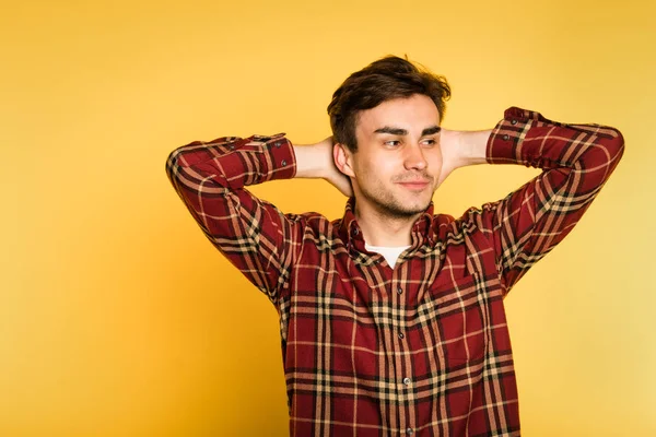 Avslappnad avslappnad tillbaka mannen huvudet leende mystiskt — Stockfoto