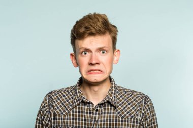 beceriksiz sakar beceriksiz salak adam yüz ifadesi