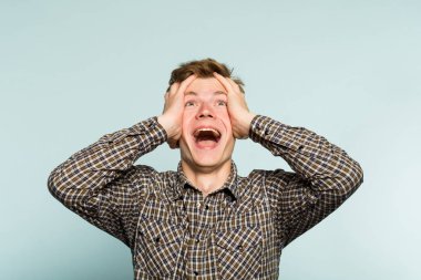 çok memnun mutlu heyecanlı adam baş duygu tutarak