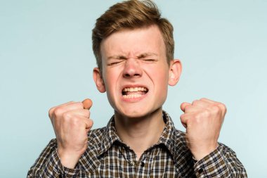 öfke öfke nefreti diş barikat adam çileden çıkardı.