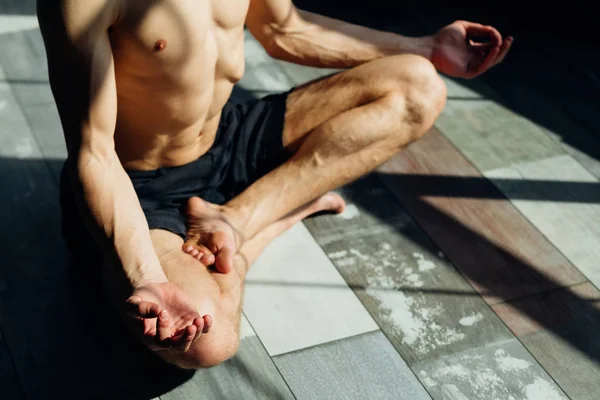 Инструктор по йоге атлетический спокойный мужчина медитирует — стоковое фото