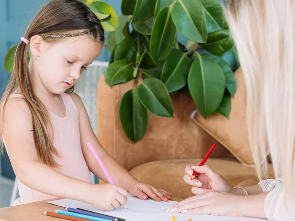 Kinderen van artistieke recreatie kunst hobby meisje tekenen schilderen — Stockfoto