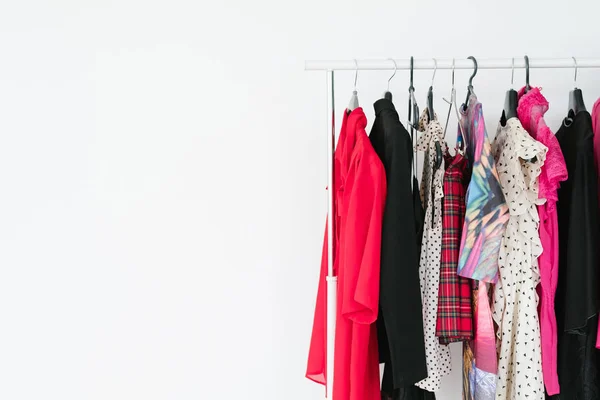 Moda odzież styl trendy ubrania wiszące w szafie — Zdjęcie stockowe
