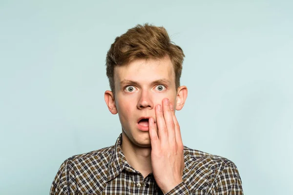 Omg inacreditável choque homem boca aberta emoção — Fotografia de Stock