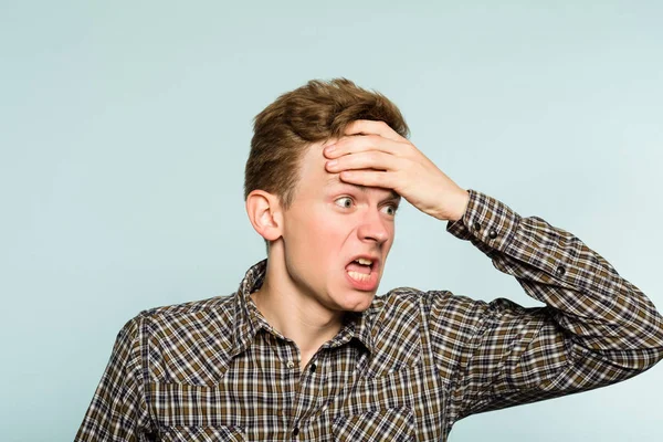 öfke kaynar adamın öfkeli tepki çileden çıkardı.