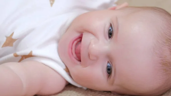 Щаслива дитина усміхається новонароджена активність дозвілля — стокове фото