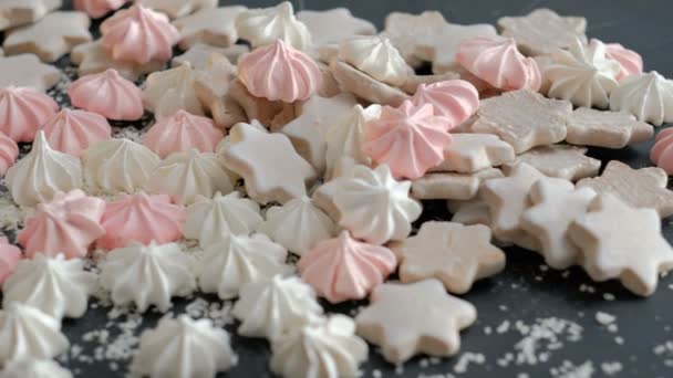 Voedsel koken meringue assortiment zoete dessert — Stockvideo