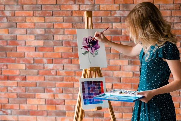 Художній живопис хобі дозвілля дівчина малює картину — стокове фото
