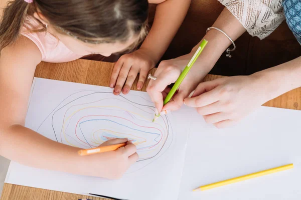 Family leisure artful mother daughter drawing — Stock Photo, Image