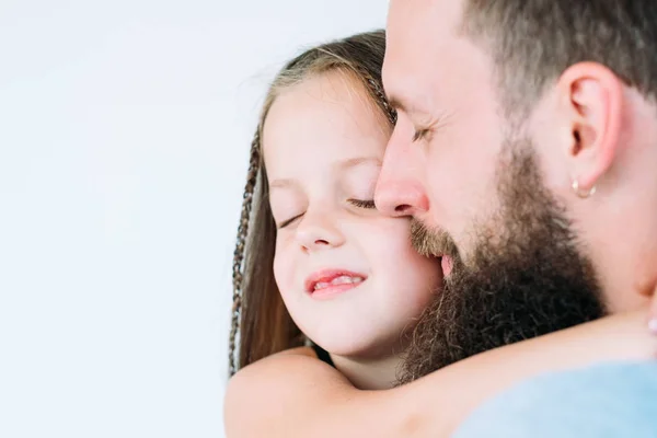 Pai cuidado amoroso pai filho vínculo família abraçar — Fotografia de Stock