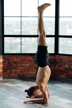 Yoga poz erkekler tonda kas spor eğitim gücü
