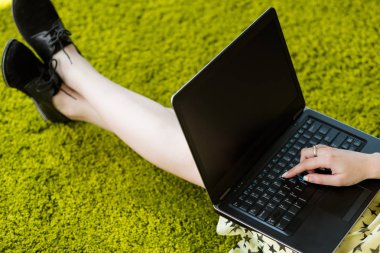 serbest grafik tasarımcı uzak iş dizüstü