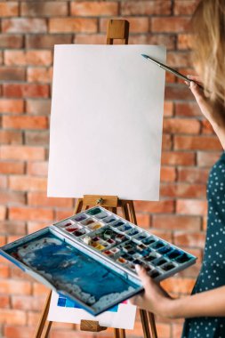 Sanat terapisi sınıf suluboya soyut mavi boya