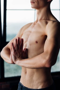 Yoga erkek spor güçlü atletik vücut kas tonda