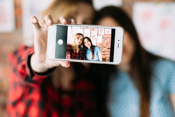 Arte blogging móvil fotografía estudiante selfie — Foto de Stock