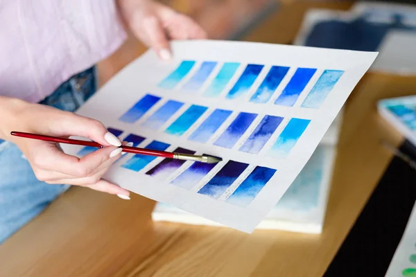 Schilderen van de kunst klasse aquarel techniek kleurstaal — Stockfoto