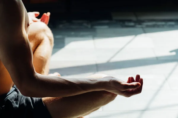 Фитнес выносливость сильное тело здоровый ум медитировать — стоковое фото