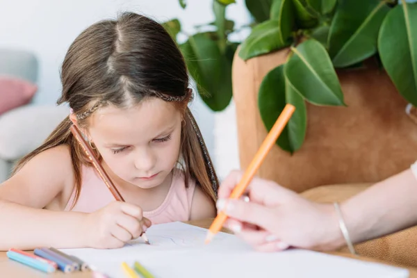 Dzieci Artystyczny rekreacyjne rysować dziewczynka hobby Sztuka Malarstwo — Zdjęcie stockowe