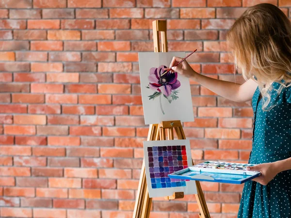 Малювання хобі майстерна особистість талант дівчина малювати — стокове фото