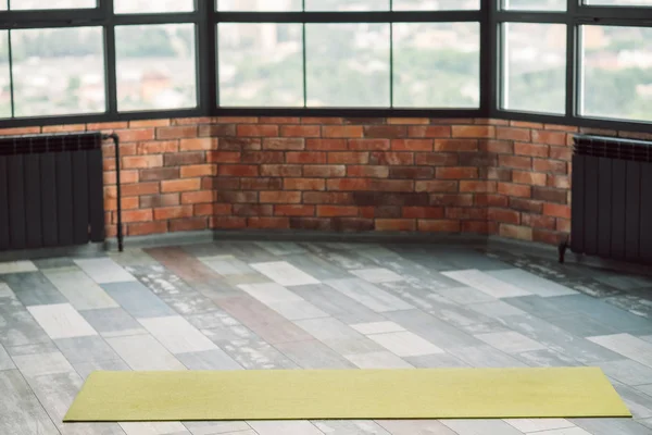 Тренажерный зал тренировки йога коврик пол — стоковое фото
