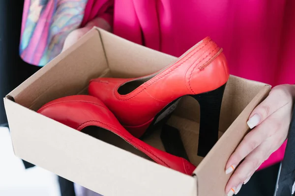 Calzado de moda compras rojo tacón alto zapatos caja — Foto de Stock