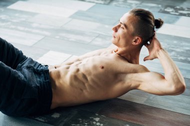 güçlü tonda kas eğitim yoga adam vücut abs uygun
