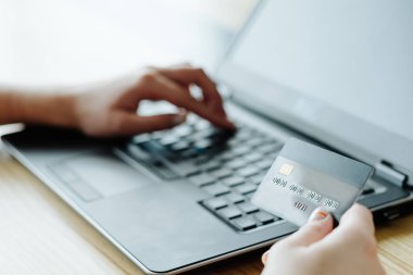 kredi kartı laptop yazarak online para kredi kadın