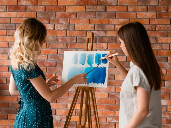 Pintura arte clase diluir acuarela profesor estudiante —  Fotos de Stock