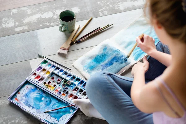 Art thérapie classe aquarelle abstrait peinture bleue — Photo
