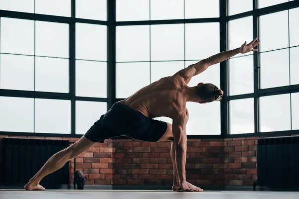 Yoga Männer Sport Lifestyle stark durchtrainierte fit Muskeln — Stockfoto