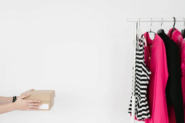 Zakupy online moda odzież dostawy shoebox — Zdjęcie stockowe