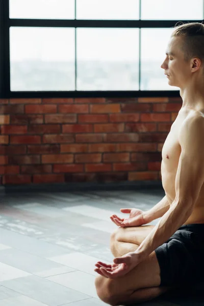 Instructeur de yoga athlétique serein mâle méditer — Photo