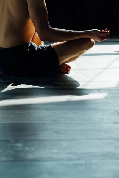Йога расслабляющие упражнения оздоровительный стиль жизни дух — стоковое фото