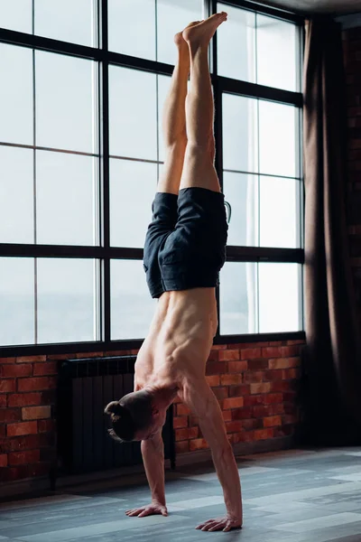 Yoga musculation fitness style de vie handstand — Photo