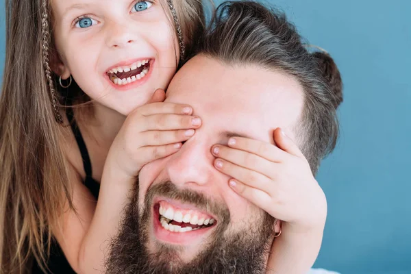 Meglepetés móka nevetni családi szabadidő lány fedelet szemét — Stock Fotó