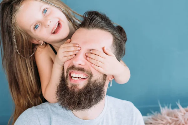 Juguetona familia ocio chica cubrir papá ojos diversión alegría — Foto de Stock