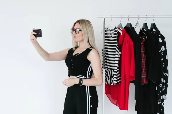 Diseñador de moda móvil selfie ropa colección —  Fotos de Stock