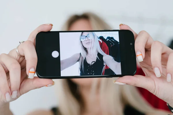 Fotografía móvil selfie chica blogger estilo de vida —  Fotos de Stock