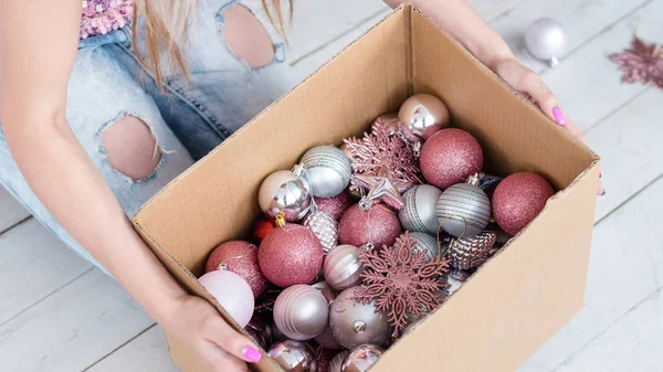 Рождественская традиция декора женщина держит коробку мяч игрушки — стоковое фото