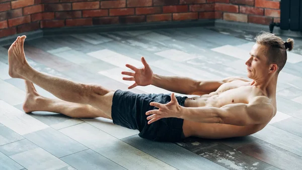 Йога представляет мужчин силовые тренировки тонированные мышцы пресса — стоковое фото