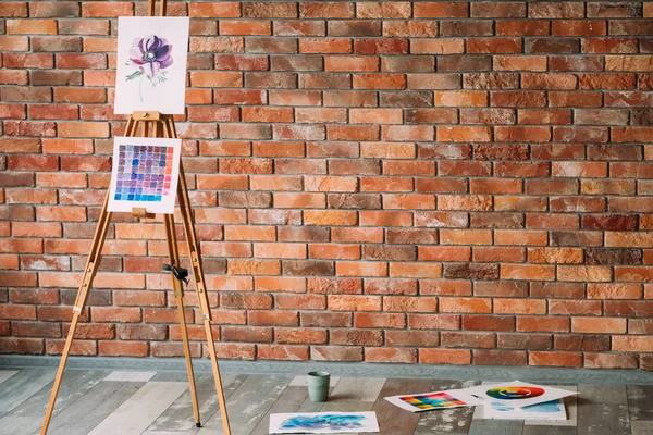 Artysta obszaru roboczego malarstwo warsztat strych mur — Zdjęcie stockowe