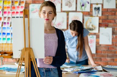 Sanat terapisi sınıf yaratıcılık ifade kız çizmek