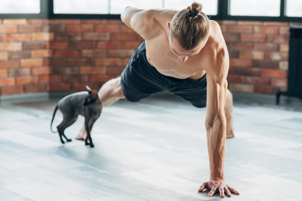 Мужчины йоги атлетический образ жизни сильный тонус мышц — стоковое фото