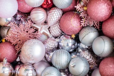 Yeni yıl ve Noel dekoratif topları arka plan. mix gül altın ve gümüş baubles kar taneleri ve çam ağaçları oyuncaklar.