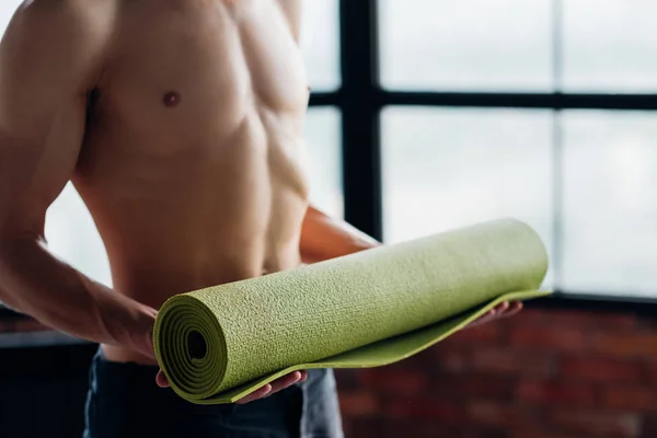 Тренажерный зал тренировки тела человека провести циновку йоги — стоковое фото