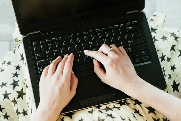 Data entry freelance job remote work hands typing — Stock Photo, Image