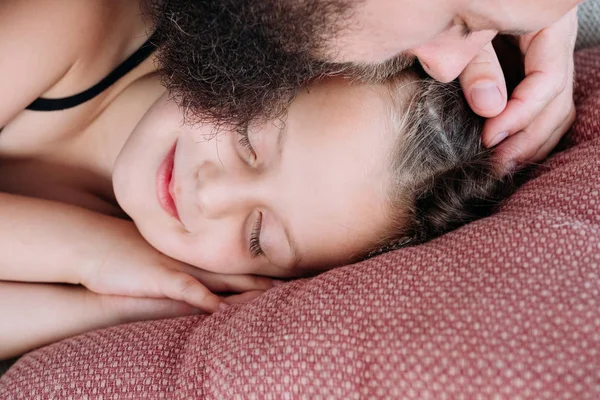 Paternidade Feliz Momentos Familiares Doces Amor Ternura Pai Carinhoso Beijando — Fotografia de Stock